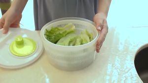 Bộ rổ nhựa tách nước rau củ quả salad quay ly tâm cỡ lớn Nhựa thực phẩm PP an toàn Kich thước 230x150x210mm