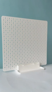 Rack ชุดรวม pegboards และอุปกรณ์เสริมแขวนแบบแยกส่วนสำหรับการจัดงานผนัง องค์กรงานฝีมือ เครื่องประดับแสดง จัดเก็บสถานรับเลี้ยงเด็ก Pegboard DIY