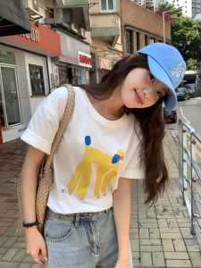 T-Shirt Wanita Lengan Pendek Putih - Motif Kartun Anjing Lucu Premium Bahan Katun Ice Silk Adem Tren 2025 Desain Oversize Korea Jepang Viral di Versatil Atasan Santai Kerah Bulat Slim Fit Aesthetic Unik Gaya Minimalis Kaos Santai Untuk Hangout