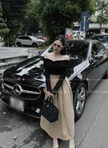 Set áo đen trễ vai mix chân váy kaki dài siêu sang chảnh