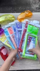 ซื้อ1 เเถม 1 โปรโมชั่นสงกรานต์ซองกันน้ำ+เเว่นตากันน้ำ เเว่นตากันน้ำวันสงกรานต์ ซองใส่โทรศัพท์กันน้ำพร้อมสายสายห้อยคอ มีกันกระเเทรก  เเถมเเว่นตากันน้ำ แว่นสงกรานต์ สีสดใส คุณภาพดี ราคาถูก ขายส่ง พร้อมส่งจากกรุงเทพ