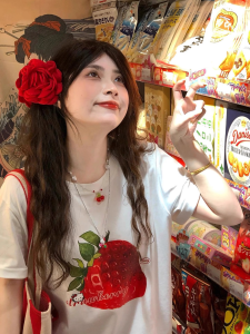 T-Shirt Wanita Putih Lengan Pendek Motif Stroberi - Desain Korea Oversize Slim Fit