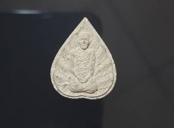 รูปจากผู้ขายบน Lazada: พระผงรูปเหมือนใบโพธิ์ท่านเจ้าคุณนร หลังยันต์น้ำเต้า ไม่ทราบปีที่สร้าง ตั้งราคา ฿390