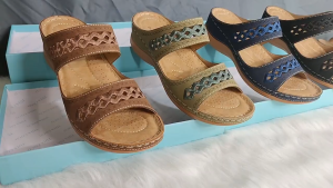 Summer new soft soled slip resistant sloping heel thick soled womens slippers