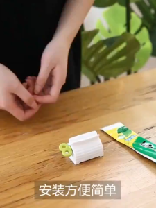 Kẹp Tuýp Kem Đánh Răng Đa Năng Vừa Ép Kem Vừa Làm Đế