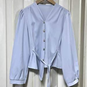 A6050 เสื้อแฟชั่นครอป ป้ายเฉียงด้านนึง มีเชือกผูกปรับเอวได้ กระดุมผ่าหน้า งานป้ายพร้อมส่ง มี 5สี