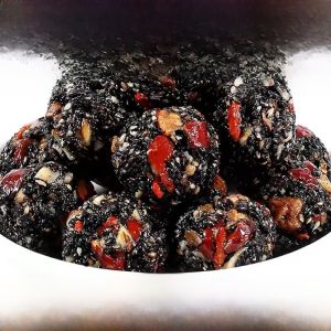 ลูกพลัมเมล็ดกัญชา ลูกชิ้นเมล็ดถั่วดำ ลูกชิ้นเมล็ดถั่วดำสีดำ ขนมจีนไส้เมล็ดถั่วดำ เครื่องดื่มบำรุงร่างกาย