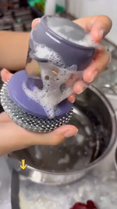 Dụng Cụ Cọ Rửa Xoong Nồi Rửa Bát Đĩa Có Tay Cầm Kèm Bình Chứa Xà Phòng Tiện Lợi