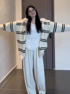 เสื้อสเวตเตอร์ถักลายทางสไตล์วันพีซสำหรับผู้หญิง ฤดูใบไม้ร่วง 2025 เสื้อคลุมคาร์ดิแกนถักแบบมีฮู้ด แขนยาว ปกติ นุ่ม อบอุ่น