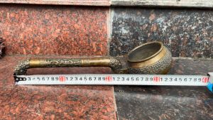 Gáo múc nước bằng đồng đúc màu nâu giả cổ dài 34cm đk 9cm nặng 0.8kg