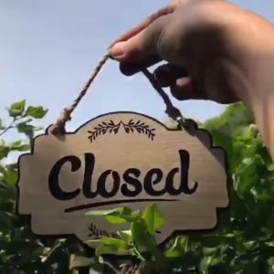 Bảng gỗ treo tường trang trí chỉ dẫn chữ open - closed. Tranh gỗ treo tường nhận thiết kế theo yêu cầu