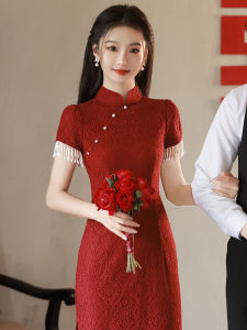 Elegant Mid-Length New Chinese Style Brides Gown in Red Lace Embroidered Bridal Cheongsam Low Split Short Sleeve Wedding Party Dress