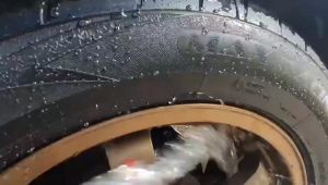 2511/1L. ทายางดำกันน้ำ R-pro เคลือบเงายางดำกันน้ำ กันหมาฉี่ Base Oil ฉ่ำว๊าวววว ขนาด 1 ลิตร