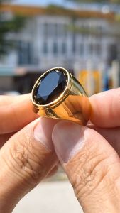 แหวนพลอยนิลดำ สแตนเลสสีทอง เลือกขนาดได้ 5 ไซส์