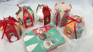 กล่องของขวัญ ทรงมองโคเลีย หกเหลี่ยม พิมพ์ลาย คริสมาส