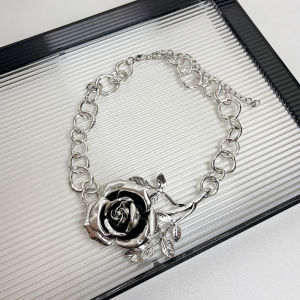 Exaggerated Rose Flower Necklace Antique Metal round Ring Clavicle Chain Fashion Neck Chain Personalized Design Womens Jewelry