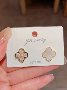 ต่างหูรูปดอกไม้สี่ใบไม่สมมาตรประดับเพชรเล็ก S925 เงินแท้ ต่างหูแฟชั่นสำหรับผู้หญิง ต่างหูแบบใหม่ปี 2024 ขนาดเล็กและหวาน