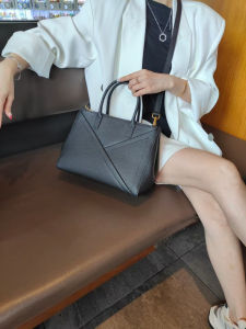 Top Layer Cowhide Leather Large Capacity Commuter Shoulder Bag Womens Handbag Crossbody Bag Versatile Handbag Canvas Lining