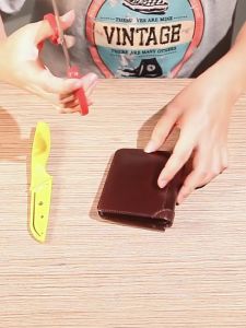Dompet Kulit untuk Pria Gaya Klasik Tipis Multifungsi Lipat Tiga Penahan Kartu Dompet Pria