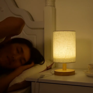 โคมไฟตั้งโต๊ะผ้าลินิน สไตล์มินิมอล โคมไฟข้างเตียง แสงอุ่นสำหรับห้องนอน