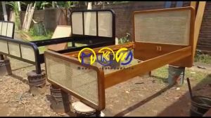 Tempat tidur kayu jati kombinasi rotan model minimalis