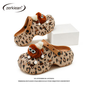 รองเท้าแตะพื้นหนาลายเสือดาวสำหรับผู้หญิง รองเท้าแตะชายหาดแบบสวมสบาย กันลื่น ระบายอากาศได้ดี ฤดูร้อน 2024 รองเท้าแตะส้นกลาง EVA