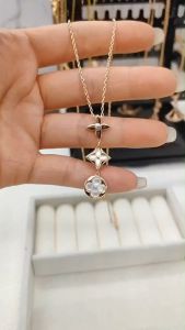 Kalung semanggi empat daun putih wanita perhiasan baja titanium tahan air tahan karat tahan pudar cocok untuk hadiah