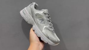 2025 ใหม่ NB530 ชุดคุณภาพสูงผู้ชายและผู้หญิงรองเท้าผ้าใบ!รองเท้าผ้าใบกันกระแทกระบายอากาศได้สบาย รองเท้าวิ่งระดับมืออาชีพ รองเท้าวิ่งจ๊อกกิ้งลําลองตาข่ายกันลื่นกันสวม รองเท้าวิ่งมาราธอน ไซส์ 36-44.5