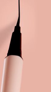 [BPOM] Hanasui Eyetractive Liner Pen Eyeliner Pencil Spidol Thin and Thick WaterProof Oil Proof\\n\\n Apa Itu Eyetractive Liner Hanasui?\\n\\nEyetractive Liner Hanasui adalah spidol eyeliner yang dirancang khusus untuk memberikan hasil make-up yang tahan lama dan berkesan profesional. Dengan berbagai fitur unik, Eyetractive Liner Hanasui menjadi pilihan yang tepat bagi mereka yang mencari eyeliner waterproof dan oilproof.\\n\\n Fitur Unik Eyetractive Liner Hanasui\\n\\nBerikut adalah beberapa fitur unik dari Eyetractive Liner Hanasui:\\n\\n- Tersedia dalam dua ukuran tip spidol: tip tipis dan tip tebal\\n- Formula waterproof dan oilproof\\n- Tersedia dalam berbagai warna yang berkesan elegan\\n- Mudah digunakan dan memberikan hasil yang rapi\\n\\n Kelebihan Eyetractive Liner Hanasui\\n\\nBerikut adalah beberapa kelebihan dari Eyetractive Liner Hanasui:\\n\\n- Hasil make-up yang tahan lama dan tidak mudah luntur\\n- Cocok untuk berbagai jenis kulit, termasuk kulit berminyak\\n- Mudah dibersihkan dengan remover make-up\\n- Harga yang terjangkau dan berkualitas\\n\\n Bagaimana Menggunakan Eyetractive Liner Hanasui?\\n\\nBerikut adalah langkah-langkah penggunaan Eyetractive Liner Hanasui:\\n\\n1. Bersihkan wajah dan aplikasikan primer mata sebelum menggunakan eyeliner\\n2. Putar ujung spidol eyeliner untuk mengeluarkan tip\\n3. Mulai dari sudut mata bagian dalam, gambar garis eyeliner dengan gerakan yang halus\\n4. Ulangi langkah 3 hingga garis eyeliner sesuai dengan keinginan\\n\\n Tips & Trik Penggunaan Eyetractive Liner Hanasui\\n\\nBerikut adalah beberapa tips dan trik penggunaan Eyetractive Liner Hanasui:\\n\\n- Jika ingin membuat garis eyeliner yang lebih tebal, gunakan tip tebal\\n- Jika ingin membuat garis eyeliner yang lebih tipis, gunakan tip tipis\\n- Jika kesulitan membuat garis eyeliner yang rapi, coba gunakan tangan lain sebagai penyangga\\n- Jika ingin membuat efek smoky eye, coba gunakan eyeshadow hitam di atas garis eyeliner\\n\\n Eyetractive Liner Hanasui: Spidol Eyeliner Thin & Thick WaterProof Oil Proof BPOM\\n\\nEyetractive Liner Hanasui adalah produk eyeliner yang telah mendapatkan sertifikasi BPOM (Badan Pengawas Obat dan Makanan) Indonesia. Dengan sertifikasi BPOM, Eyetractive Liner Hanasui menjadi pilihan yang aman dan terpercaya bagi para pengguna.\\n\\n Keamanan Produk Eyetractive Liner Hanasui\\n\\nEyetractive Liner Hanasui telah melalui proses uji klinis yang ketat untuk memastikan keamanan produk. Dengan sertifikasi BPOM, Eyetractive Liner Hanasui aman digunakan oleh berbagai jenis kulit, termasuk kulit sensitif.\\n\\n Kualitas BPOM Eyetractive Liner Hanasui\\n\\nDengan sertifikasi BPOM, Eyetractive Liner Hanasui memiliki kualitas yang terjamin. Produk ini telah melalui proses uji klinis yang ketat untuk memastikan keamanan dan kualitas produk.\\n\\n Eyeliner Oil Proof BPOM: Apa Itu & Bagaimana Menggunakannya?\\n\\nEyeliner oil proof BPOM adalah eyeliner yang dirancang khusus untuk memberikan hasil make-up yang tahan lama dan tidak mudah luntur bahkan ketika berada dalam kondisi berminyak.\\n\\n Kelebihan Eyeliner Oil Proof BPOM\\n\\nBerikut adalah beberapa kelebihan dari eyeliner oil proof BPOM:\\n\\n- Hasil make-up yang tahan lama dan tidak mudah luntur\\n- Cocok untuk berbagai jenis kulit, termasuk kulit berminyak\\n- Mudah dibersihkan dengan remover make-up\\n- Harga yang terjangkau dan berkualitas\\n\\n Cara Menggunakan Eyeliner Oil Proof BPOM\\n\\nBerikut adalah langkah-langkah penggunaan eyeliner oil proof BPOM:\\n\\n1. Bersihkan wajah dan aplikasikan primer mata sebelum menggunakan eyeliner\\n2. Putar ujung spidol eyeliner untuk mengeluarkan tip\\n3. Mulai dari sudut mata bagian dalam, gambar garis eyeliner dengan gerakan yang halus\\n4. Ulangi langkah 3 hingga garis eyeliner sesuai dengan keinginan\\n\\n Eyeliner Pencil Waterproof: Apa Itu & Bagaimana Menggunakannya?\\n\\nEyeliner pencil waterproof adalah eyeliner yang dirancang khusus untuk memberikan hasil make-up yang tahan lama dan tidak mudah luntur bahkan ketika berada dalam kondisi basah.\\n\\n Kelebihan Eyeliner Pencil Waterproof\\n\\nBerikut adalah beberapa kelebihan dari eyeliner pencil waterproof:\\n\\n- Hasil make-up yang tahan lama dan tidak mudah luntur\\n- Cocok untuk berbagai jenis kulit, termasuk kulit berminyak\\n- Mudah dibersihkan dengan remover make-up\\n- Harga yang terjangkau dan berkualitas\\n\\n Cara Menggunakan Eyeliner Pencil Waterproof\\n\\nBerikut adalah langkah-langkah penggunaan eyeliner pencil waterproof:\\n\\n1. Bersihkan wajah dan aplikasikan primer mata sebelum menggunakan eyeliner\\n2. Putar ujung spidol eyeliner untuk mengeluarkan tip\\n3. Mulai dari sudut mata bagian dalam, gambar garis eyeliner dengan gerakan yang halus\\n4. Ulangi langkah 3 hingga garis eyeliner sesuai dengan keinginan\