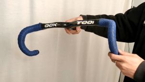 Road Bike Bar Tape Anti-slip Silica Gel Carbon Texture Bicycle Handlebar Tape Shock Absorption Bike Bar Straps with Bar End Plug Bike Accessories