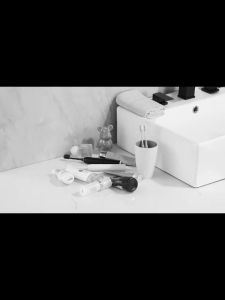 ชั้นวางห้องน้ำ 🧽อลูมิเนียมที่เก็บเครื่องสําอาง/ที่เก็บของในครัวชั้นวางส้วมติดผนังแบบไม่เจาะรู