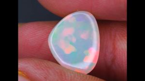 อัญมณีเวโลโอปอลลายรังผึ้งไฟ ขนาด 7.31 กะรัต จากเอธิโอเปีย