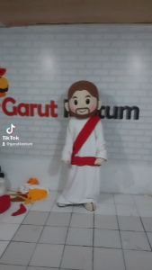Kostum maskot badut karakter selendang merah setelan fashion karnaval