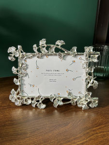 Elegant American European Style 7 Inch Metal Photo Frame Bedroom Decorative Stand Creative Wedding Dress Picture Frame