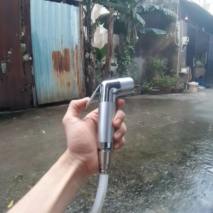 [ TRỌN BỘ VÒI XỊT ] - CB10 - ĐẦU VÒI XỊT THÂN XÁM TAY MẠ CROM + DÂY XỊT XÁM 3 LỚP DÀI 120CM CHỊU ĐƯỢC ÁP LỰC NƯỚC LỚN + GÁC CÀI ( KÈM ỐC VÍT + TẮC KÊ )