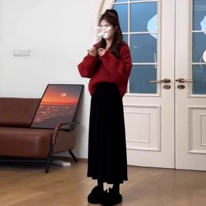 เสื้อสเวตเตอร์มีฮู้ดสีแดงสำหรับผู้หญิง คอลเลกชั่นฤดูใบไม้ร่วง/ฤดูหนาว 2024 ชุดเต็มตัว ทรงหลวม สไตล์เกาหลี คุณภาพสูง เสื้อสเวตเตอร์ถัก