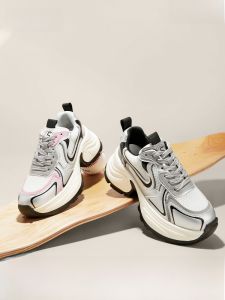 รองเท้าผ้าใบลำลองสีเงิน TATA Aurora สำหรับผู้หญิง ทรงหัวมน ส้นสูง ด้านบนทำจากยาง พื้นรองเท้าแบบสวมสบาย รองเท้าลำลอง