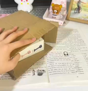 พัดลมพกพา พัดลมมือถือปรับได้3ระดับ ชาร์จUSB ระบายความร้อนได้ดี ดีไซน์สวยหรู แบตเตอรี่ยาวนาน น้ำหนักเบา พกพาไปได้ทุกที่