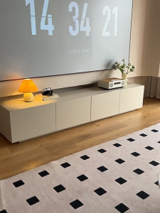 WD ชั้นวางทีวี ที่วางทีวี สีขาวหรูหราเบาๆ ตู้วางทีวี ตู้เตี้ย ชั้นวางทีวีไม้เนื้อแข็ง ชั้นห้องนั่งเล่นสามารถประกอบเองได้สินค้ามีมาตราฐาน แข็งแรงทนทาน