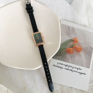 นาฬิกาข้อมือสตรีสไตล์เรโทรสุดเก๋ไก๋ สายหนังบาง ขนาดเล็ก สไตล์สตรีท กลไกควอตซ์ หน้าปัดขนาดเล็ก น้ำหนักเบา ทนทาน