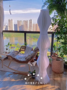 กระโปรงหญ้าโคมไฟตั้งพื้นโมเดิร์นเรียบง่ายแสงและเงาโคมไฟ LED ห้องนั่งเล่นห้องนอนโซฟามุมอินเทอร์เน็ตคนดังบรรยากาศโคมไฟ สี ที่สามารถปรับได้ ควบคุมระยะไกล