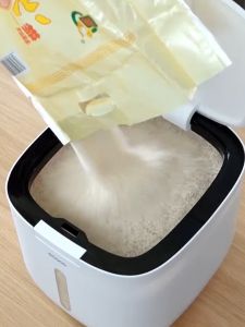 Ecoco Rice Storage Box 5KG 10KG Sealed Rice Dispenser with Measuring Cup E2005