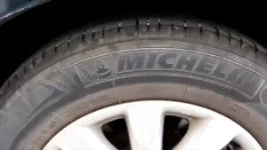 Tire Foam Cleaner Brighting High Gloss Spray 600ml Tire Wax Lotion Type Dense Foam Spray Tire Moisturizing and Tire Protective