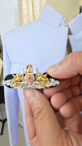 วัสดุตกแต่งผ้า เครื่องหมายหลักสูตรทหารมหาดเล็ก UKฺBT งานทองเหลือง มีแบบเข็มหมุดและแบบแม่เหล็กให้เลือกซื้อเฉพาะแบบแม่เหล็กจะมีกล่องใส่