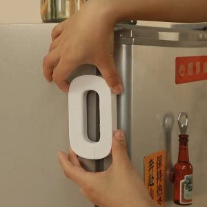 คำอธิบาย: เหมาะสำหรับประตูเดียวของตู้เย็นภายในบ้านที่มีความกว้างแบนมากกว่า 3.2 ซม. เพื่อป้องกันไม่ให้เด็กเปิดตู้เย็นโดยพลการบาดเจ็บที่นิ้วมือหรือสิ่งของหล่นลงมาทำร้ายทารกโดยไม่ได้ตั้งใจ เมื่อปิดประตูตู้เย็นโดยใช้ล็อคนี้เทียบเท่ากับการล็อคตู้เย็น