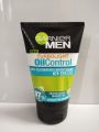 Garnier Men Facial Scrub  100ml Anti Blackheads Brightening Exstrak lemon mineral Clay 97% bersih tak berminyak. 