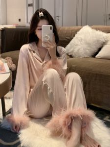 ชุดนอนผ้าไหมหรูหราสำหรับผู้หญิง Aurora ตกแต่งขนนก ชุดนอนฤดูใบไม้ร่วง/ฤดูหนาว แขนยาว กระดุม 2 ชิ้น ชุดนอนผ้าฝ้าย