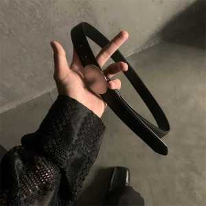 เข็มขัดหนัง PU สำหรับทั้งชายและหญิง ดีไซน์เรียบง่าย หัวเข็มขัดโลหะ ย้อนยุค สไตล์เรียบง่าย สุดเก๋ สำหรับวัยรุ่น