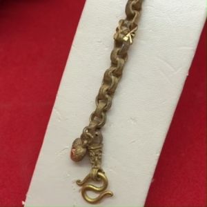 สร้อยข้อมือทองเหลืองลายผ่าหวายห้อยจี้หัวใจตัดลาย - ความยาว 7 นิ้ว - งานทองเหลืองแท้ งานดิบไม่ได้ชุบ - ทองเหลืองโบราณ