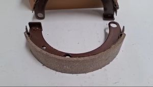 HAND BRAKE SHOE PS100 KAMPAS REM TANGAN COLT DISEL PS100 MT161474